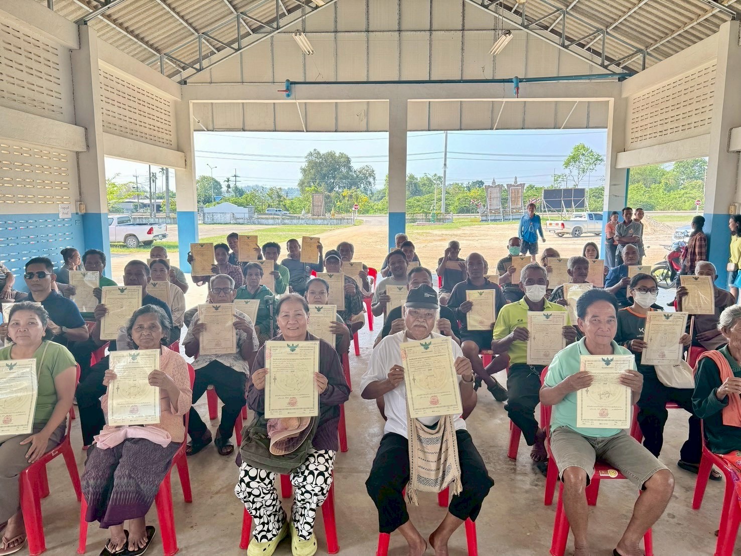 title - ส.ป.ก.จันทบุรี ออกศูนย์บริการเคลื่อนที่รับยื่นคำขอออกโฉนดเพื่อการเกษตรและมอบโฉนดเพื่อการเกษตรให้แก่เกษตรกร ภายใต้โครงการจัดที่ดินเพื่อเกษตรกรรม กิจกรรมปรับปรุงหนังสืออนุญาตให้เข้าทำประโยชน์ในเขตปฏิรูปที่ดิน (ส.ป.ก.4-01) เป็นโฉนดเพื่อการเกษตร ประจำปีงบประมาณ พ.ศ. 2569 